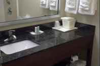 In-room Bathroom Comfort Inn South Oceanfront