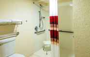In-room Bathroom 5 Red Roof Inn Philadelphia - Trevose