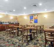 Restaurant 3 Comfort Inn Cleveland Airport