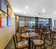 Bar, Cafe and Lounge 7 Comfort Inn Cleveland Airport