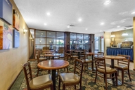 บาร์ คาเฟ่ และเลานจ์ Comfort Inn Cleveland Airport