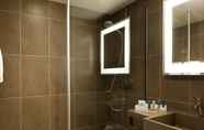 In-room Bathroom 7 Novotel Coventry M6/J3