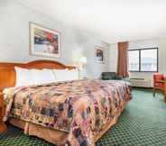 Bilik Tidur 6 Days Inn by Wyndham Topeka