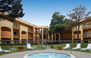 Swimming Pool 3 Comfort Inn and Suites San Francisco Airport North