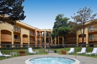 Swimming Pool Comfort Inn and Suites San Francisco Airport North