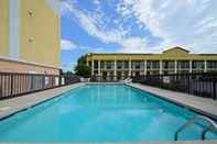 Swimming Pool Quality Inn & Suites Mooresville - Lake Norman