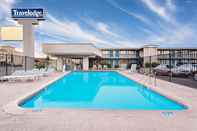 Swimming Pool Travelodge by Wyndham Page, View of Lake Powell