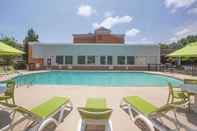 Swimming Pool La Quinta Inn & Suites by Wyndham Williamsburg Historic Area