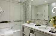 In-room Bathroom 2 La Clef Tour Eiffel Paris by The Crest Collection