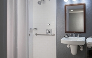 Toilet Kamar 4 Sheraton Arlington Hotel