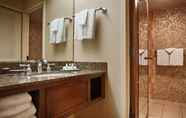 Toilet Kamar 7 Best Western Plus The Normandy Inn & Suites