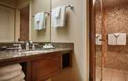 Toilet Kamar 6 Best Western Plus The Normandy Inn & Suites