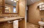 Toilet Kamar 5 Best Western Plus The Normandy Inn & Suites