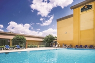 Swimming Pool La Quinta Inn & Suites by Wyndham Baltimore S. Glen Burnie