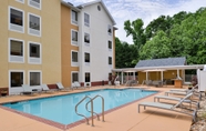 Swimming Pool 2 Hampton Inn & Suites Newport News (Oyster Point)