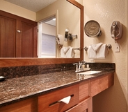 In-room Bathroom 7 Best Western Sonoma Valley Inn & Krug Event Center