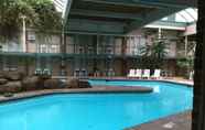 Kolam Renang 7 FairBridge Inn & Suites Poconos