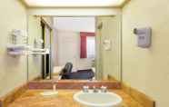 In-room Bathroom 7 Days Inn by Wyndham Bullhead City