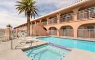 Swimming Pool 4 Days Inn by Wyndham Bullhead City