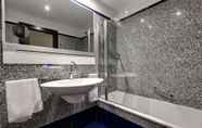 In-room Bathroom 3 Best Western Plus Hotel Universo