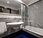 In-room Bathroom 3 Best Western Plus Hotel Universo