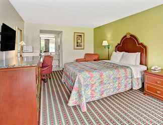 Bedroom 2 Travelodge by Wyndham Sellersburg / Louisville North