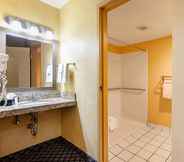 Bilik Mandi dalam Bilik 5 Quality Inn & Suites Coldwater near I-69