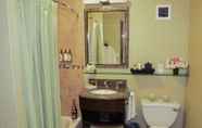 Phòng tắm bên trong 4 Carmel Mission Inn