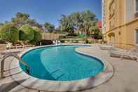Hồ bơi La Quinta Inn & Suites by Wyndham Dallas North Central