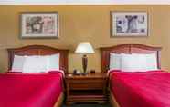 Kamar Tidur 2 Howard Johnson Hotel & Conference Center by Wyndham Salem