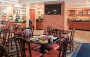 Restoran 3 Quality Inn & Suites Lexington