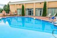 Swimming Pool Quality Inn & Suites