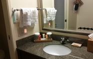 Toilet Kamar 3 Best Western Plus Garden Court Inn