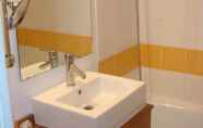 In-room Bathroom 2 Kyriad Lille Est Villeneuve d'Ascq