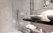 In-room Bathroom 7 Radisson Collection Grand Place Brussels