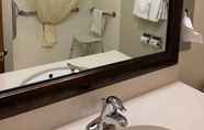 Toilet Kamar 4 Best Western Inn