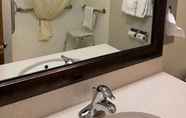 Toilet Kamar 4 Best Western Inn