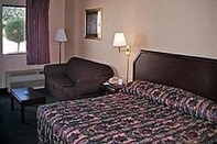 Bedroom Rodeway Inn Cleveland