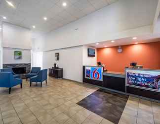 Lobby 2 Motel 6 Irving, TX - Irving DFW Airport East