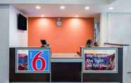 Lobby 7 Motel 6 Irving, TX - Irving DFW Airport East