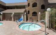 Kolam Renang 6 Super 8 by Wyndham Bakersfield South CA