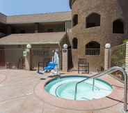 Kolam Renang 6 Super 8 by Wyndham Bakersfield South CA