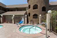 Swimming Pool Super 8 by Wyndham Bakersfield South CA