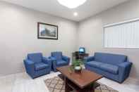 Common Space Super 8 by Wyndham Bakersfield South CA