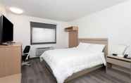 Bedroom 3 Travelodge by Wyndham Water’s Edge Hotel - Racine