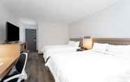 Bedroom 4 Travelodge by Wyndham Water’s Edge Hotel - Racine