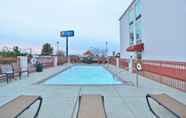 Swimming Pool 7 Comfort Inn