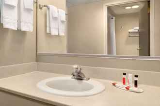 In-room Bathroom 4 Super 8 by Wyndham Chambersburg I-81