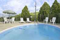 สระว่ายน้ำ Days Inn by Wyndham Cartersville
