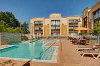 Swimming Pool Courtyard by Marriott Montvale